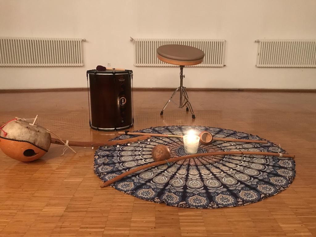 Foto von TaKeTiNa Instrumenten die am Boden liegen.